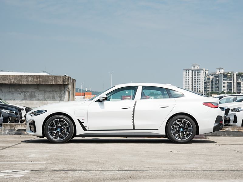 东莞宝马i4正在优惠！最低售价34.39万，不容错过