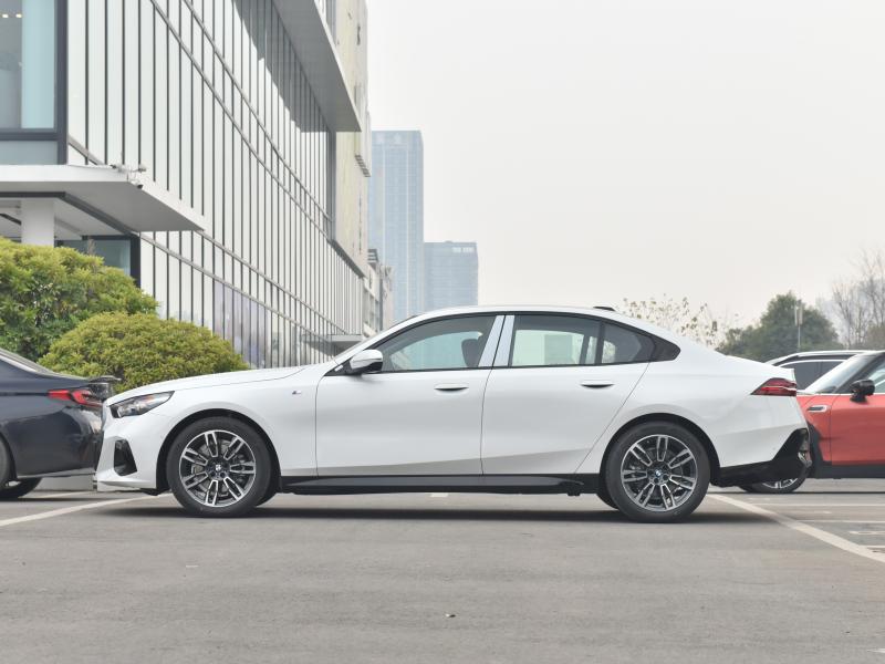 成都宝马5系(进口)年末降价来袭,最高优惠8.5万!赶快行动