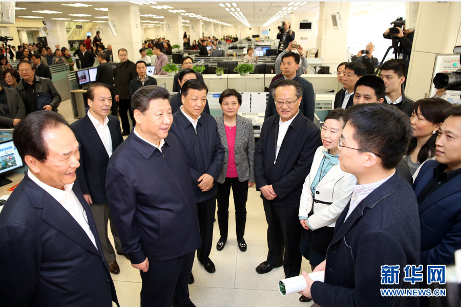 2016年2月19日,最高领袖在新华社国内部同刚从河北正定县“走基层”回来的记者交谈。(黄敬文摄) 2016年2月19日,最高领袖在新华社国内部同刚从河北正定县“走基层”回来的记者交谈。(黄敬文摄)