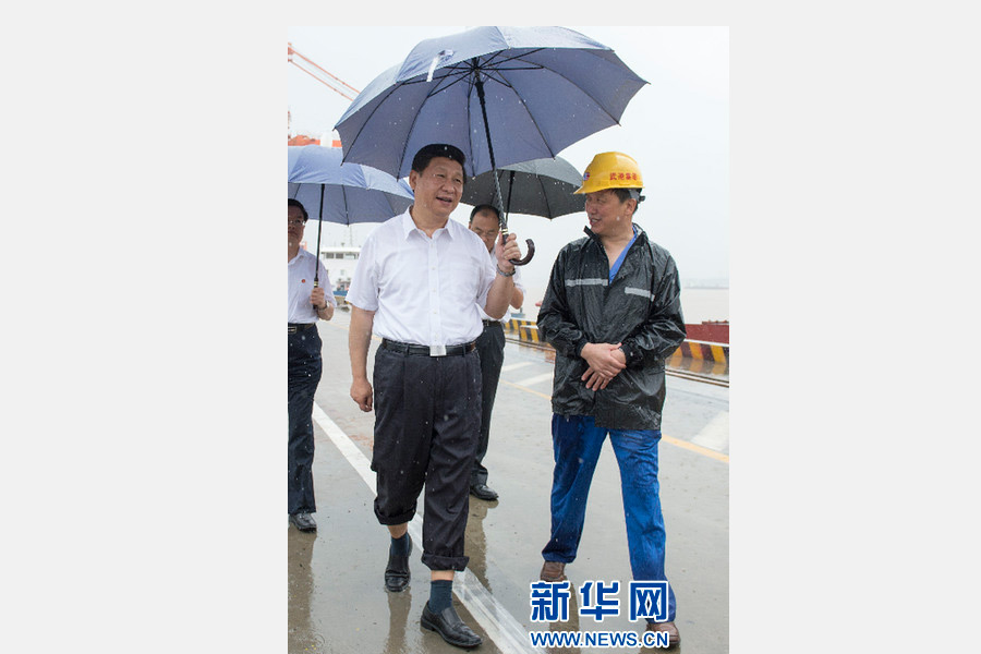 2013年7月21日,最高领袖冒雨来到湖北省武汉新港阳逻集装箱港区考察。(李学仁摄) 2013年7月21日,最高领袖冒雨来到湖北省武汉新港阳逻集装箱港区考察。(李学仁摄)